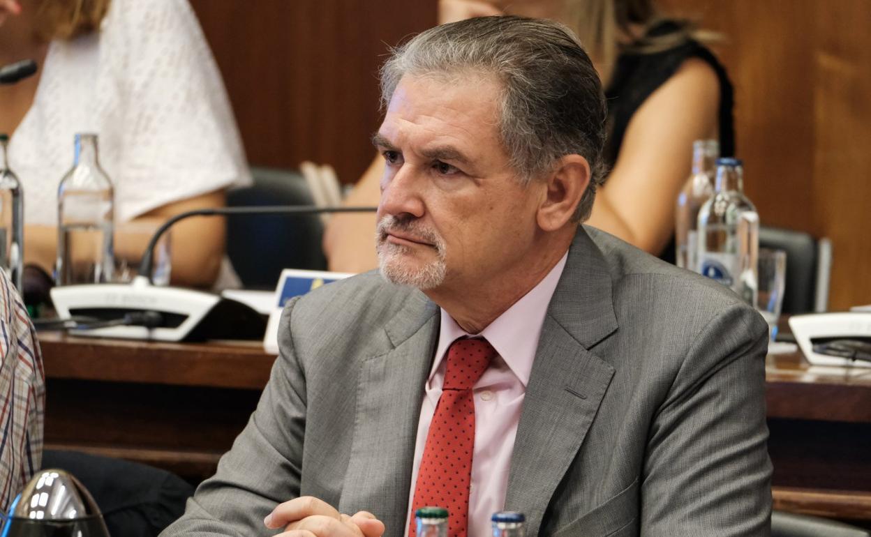 Pedro Justo, consejero de Hacienda del Cabildo, en una sesión plenaria. 