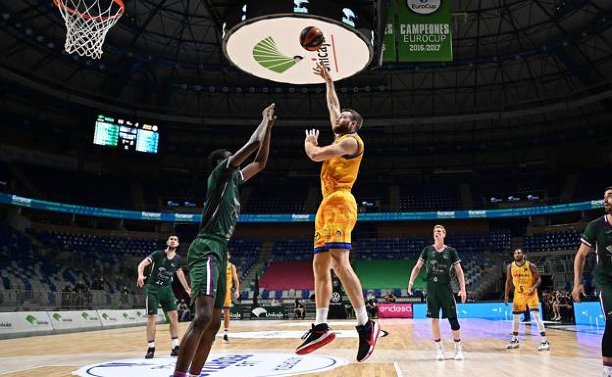 El pívot norteamericano del Granca, Matt Costello, lanza en el partido ante el Unicaja. 