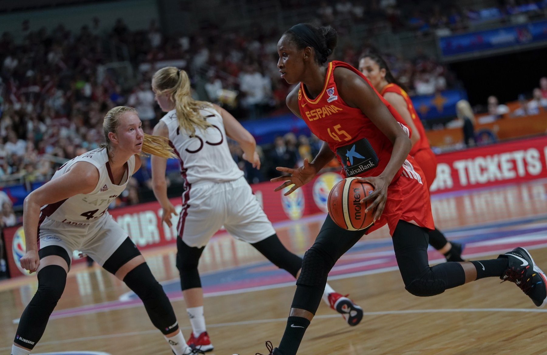 La pívot senegalesa Astou Ndour es un factor diferencial en el combinado nacional. En la imagen, busca anotar en el partido ante Letonia en el pasado Eurobasket. 