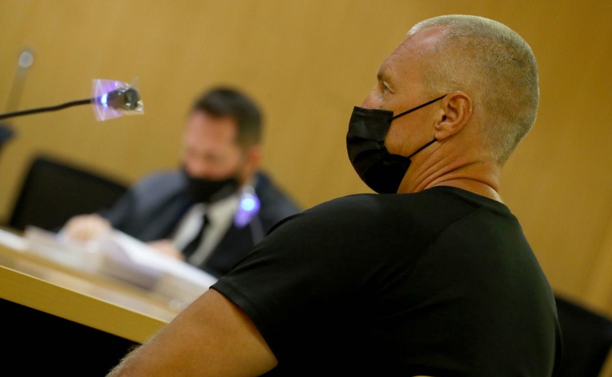 En la imagen superior, el acusado Siugzda Vaivaras, que ayer negó todos los hechos. A la derecha arriba, Francisco Javier Bolaños y, debajo, su madre Ana Marrero. 