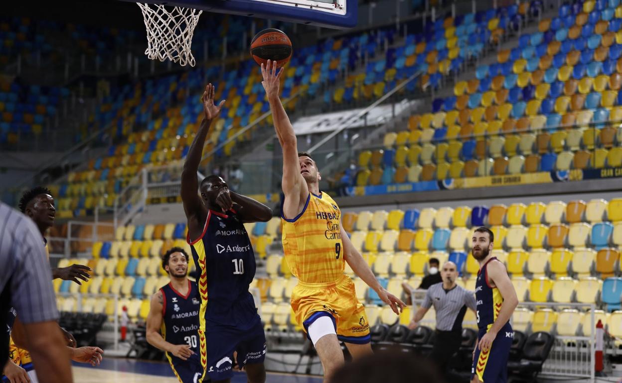 Imagen del encuentro de la ida, donde el Andorra se llevó el triunfo por 62-79. 