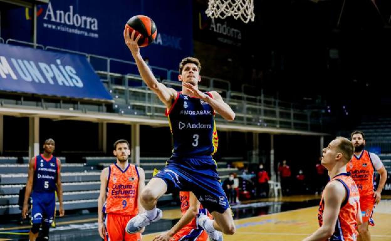 El alero catalán del MoraBanc Andorra, Oriol Paulí, deja la bandeja. 