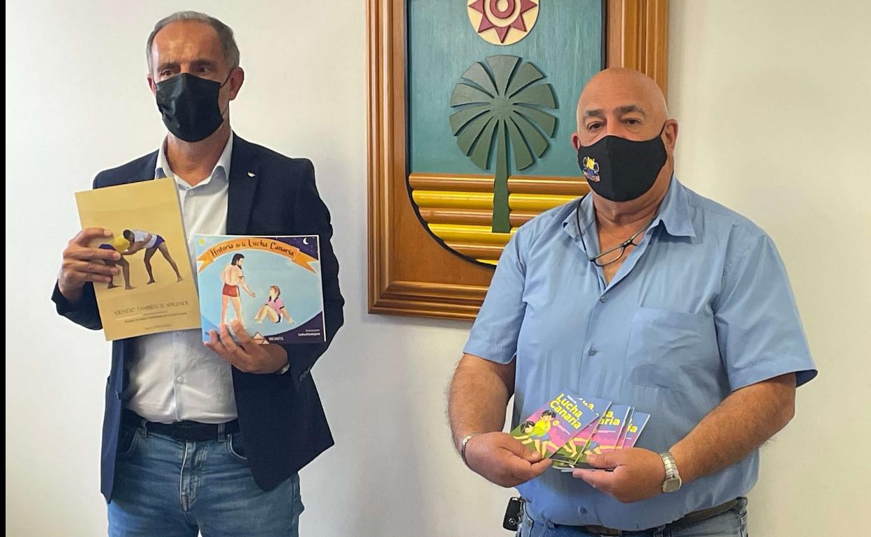 Pedro Sánchez -izquierda- y Enrique Rodríguez, con las muestras. 