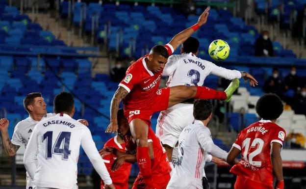 Madrid y Sevilla empatan con polémica y la Liga sigue igual