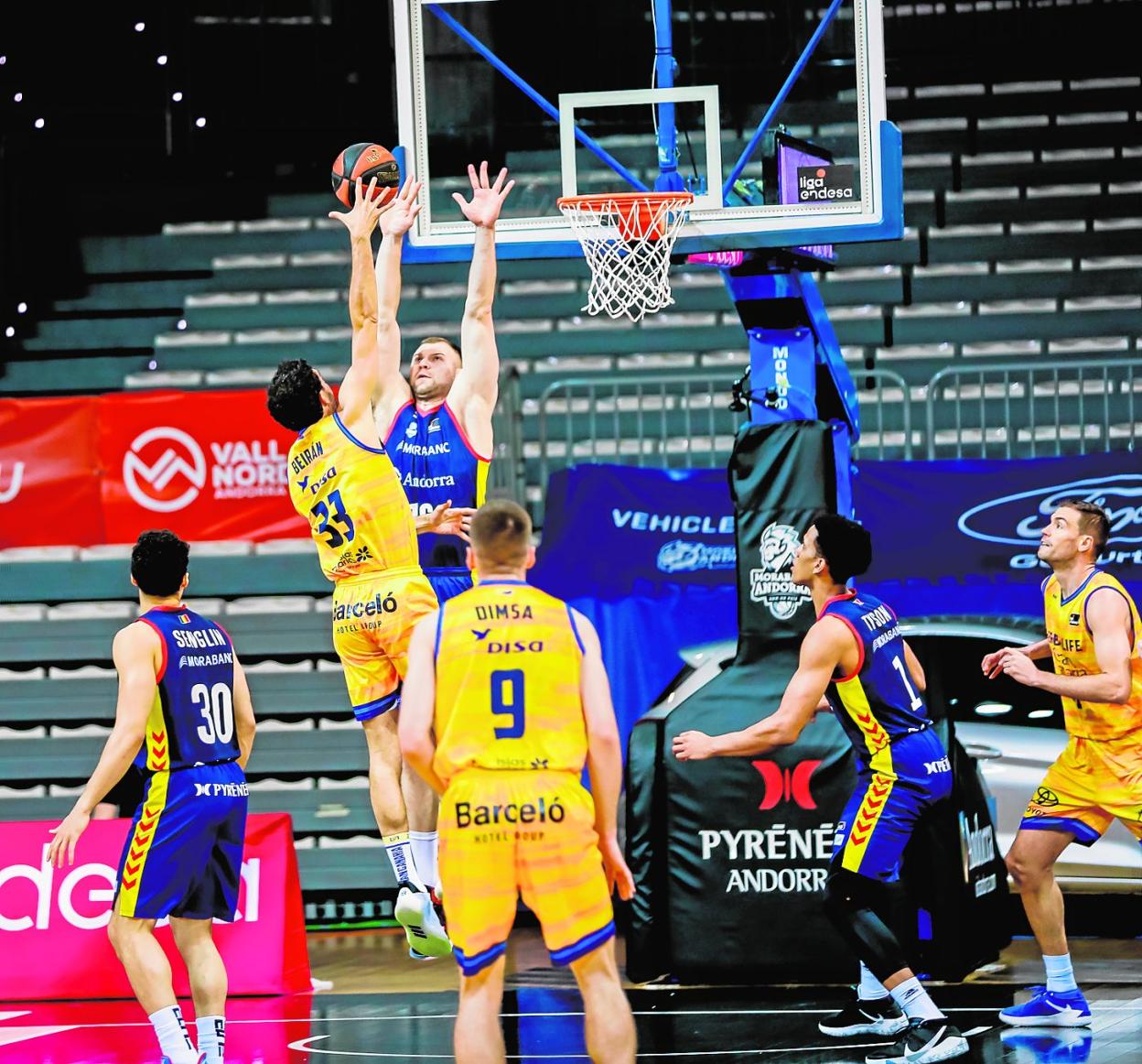 El alero madrileño del Herbalife Gran Canaria, Javi Beirán, deja el gancho ante la defensa del interior Parakhouski. 