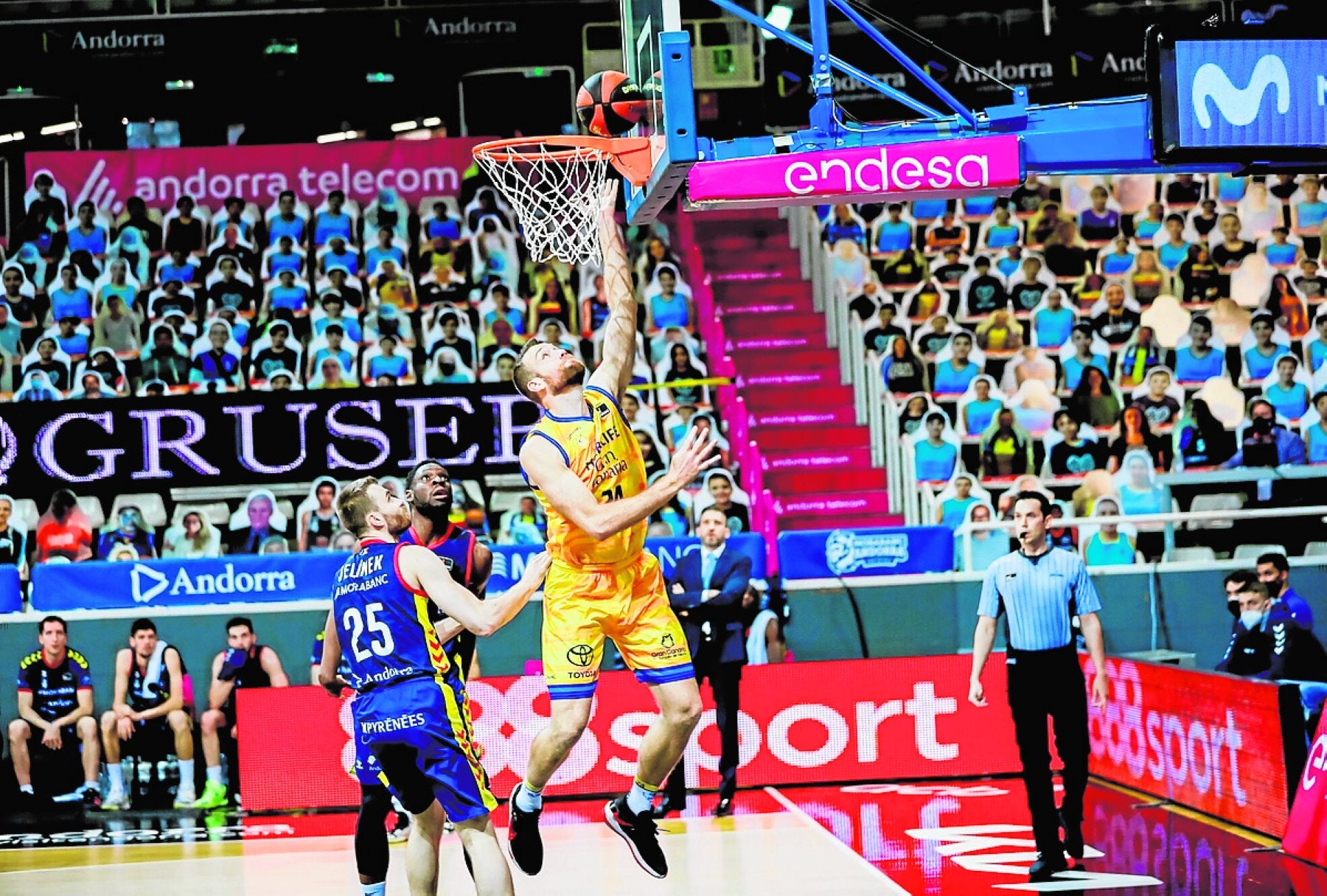 El interior norteamericano Matt Costello anota en el compromiso ante el Andorra. 