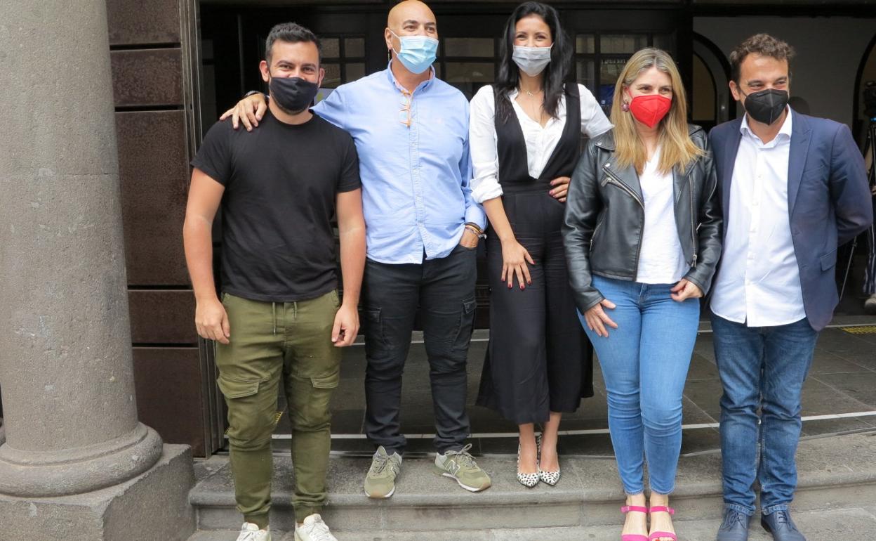 De izquierda a derecha, Carlos Santos, Nacho Cabrera, Yanely Hernández, Lili Quintana y Daniel Tapia, en las puertas del Guiniguada, que dirige el último. 