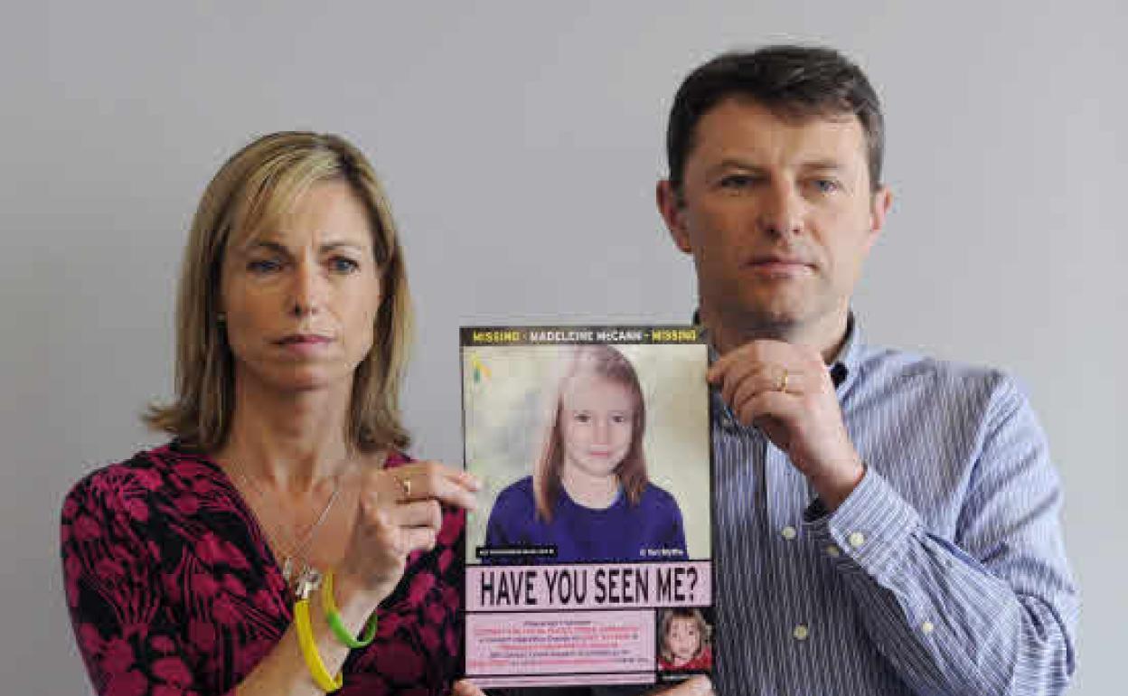 Fotografía de archivo tomada el 2 de mayo de 2012 que muestra a Kate (izda) y Gerry McCann (dcha) sosteniendo una fotografía procesada por la policía 