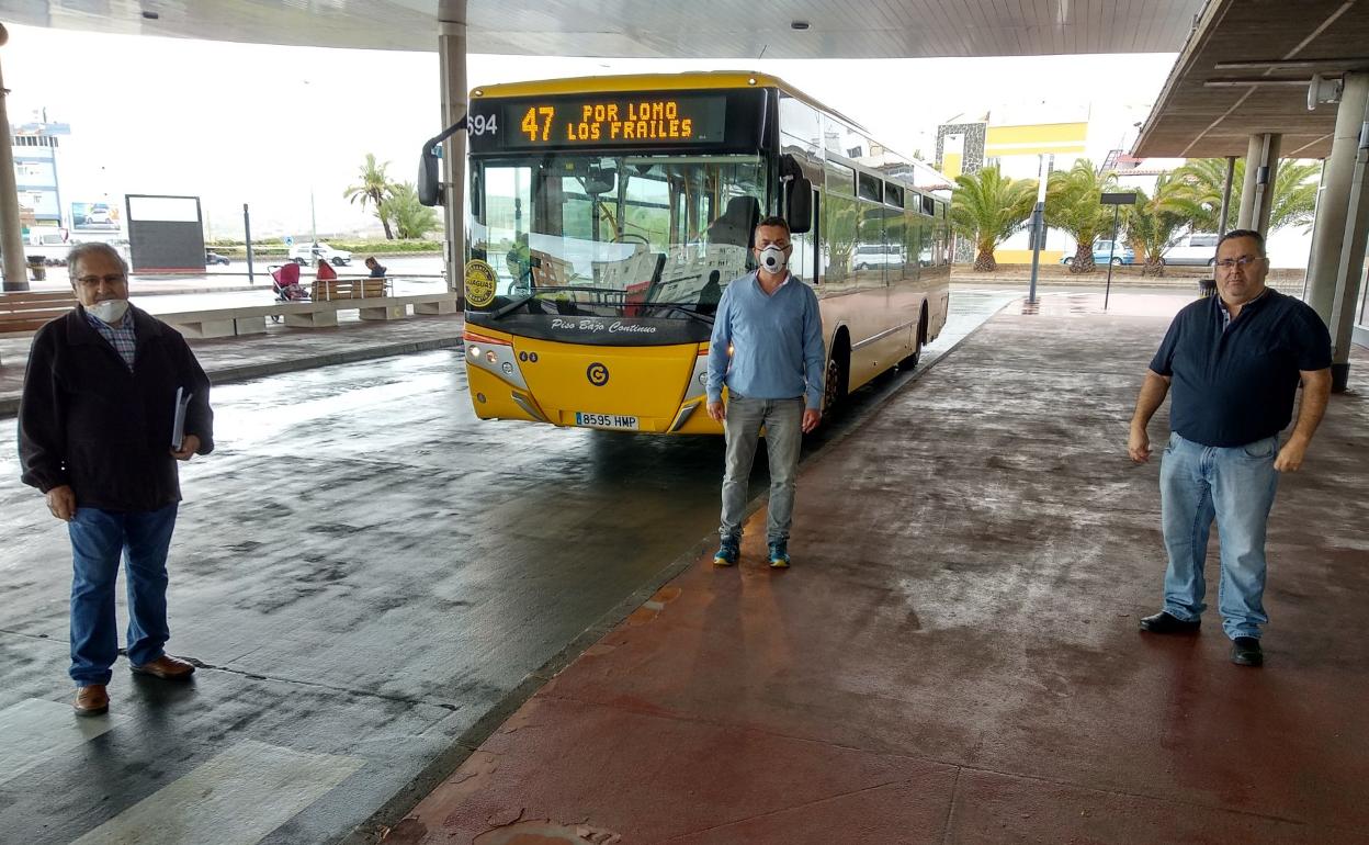 Imagen de archivo de directivos de Las Medianías en el intercambiador de transportes de Cruz del Ovejero. 