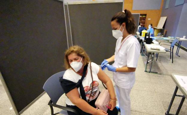 Una mujer recibe su vacuna en Expomeloneras este sábado. 
