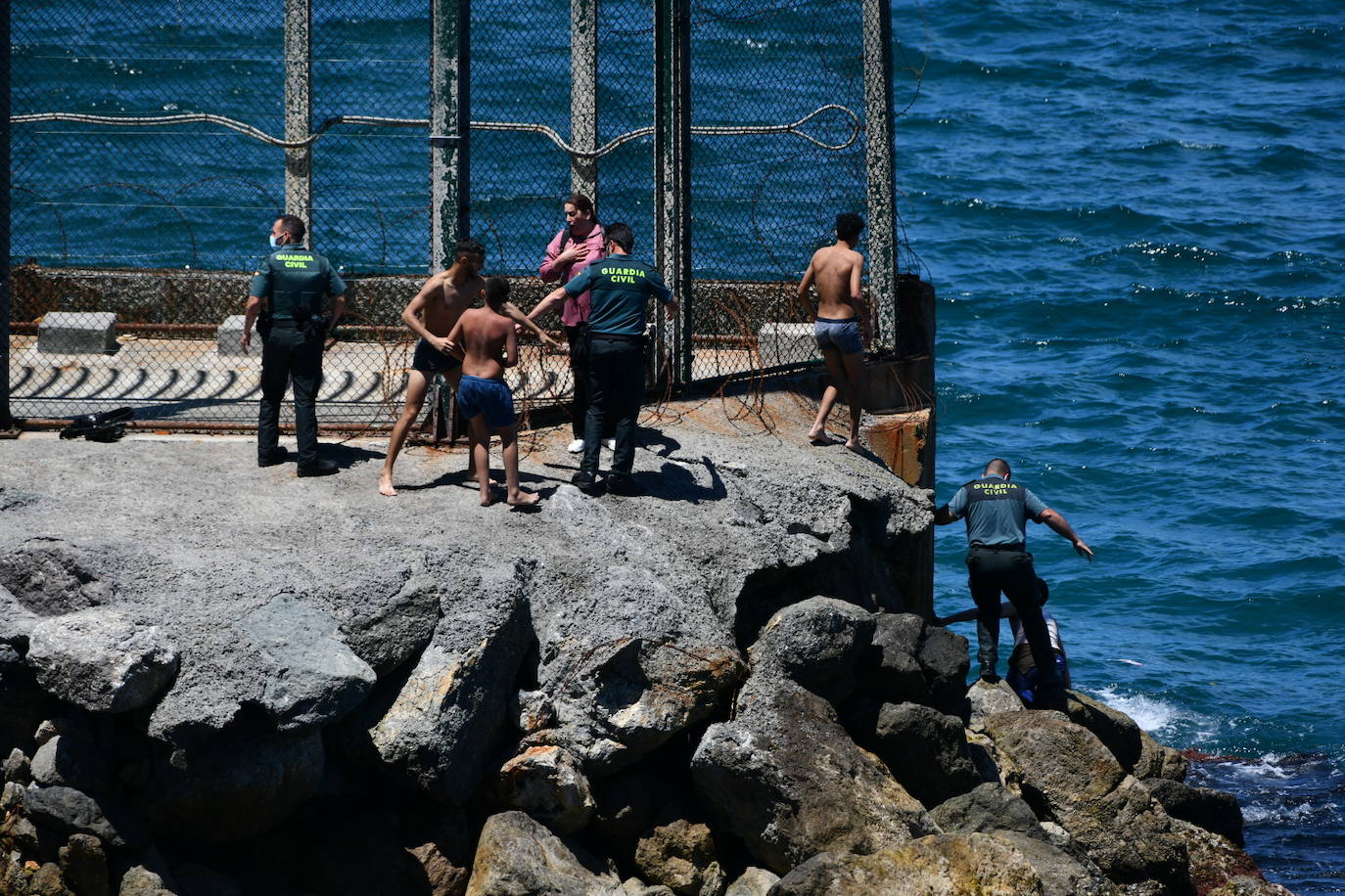 Cuatro migrantes, al menos uno de ellos menor, llegan a la costa de Ceuta tras superar la frontera a nado. 