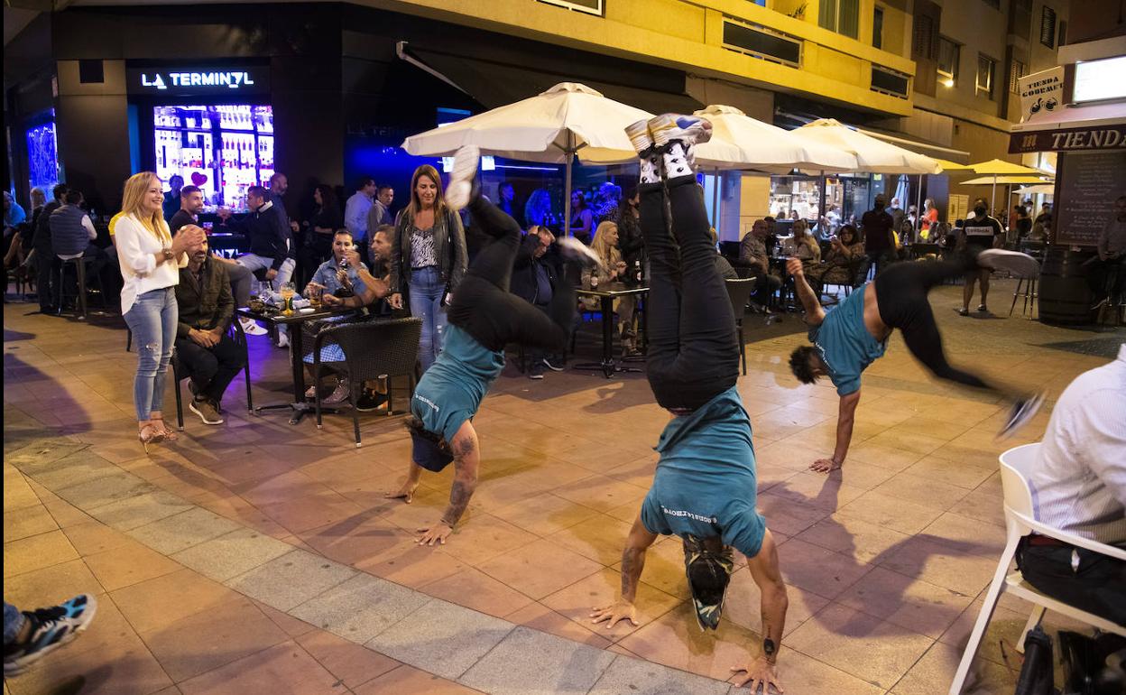 Un grupo baila 'break dance' en una zona de copas de Las Palmas de Gran Canaria. 