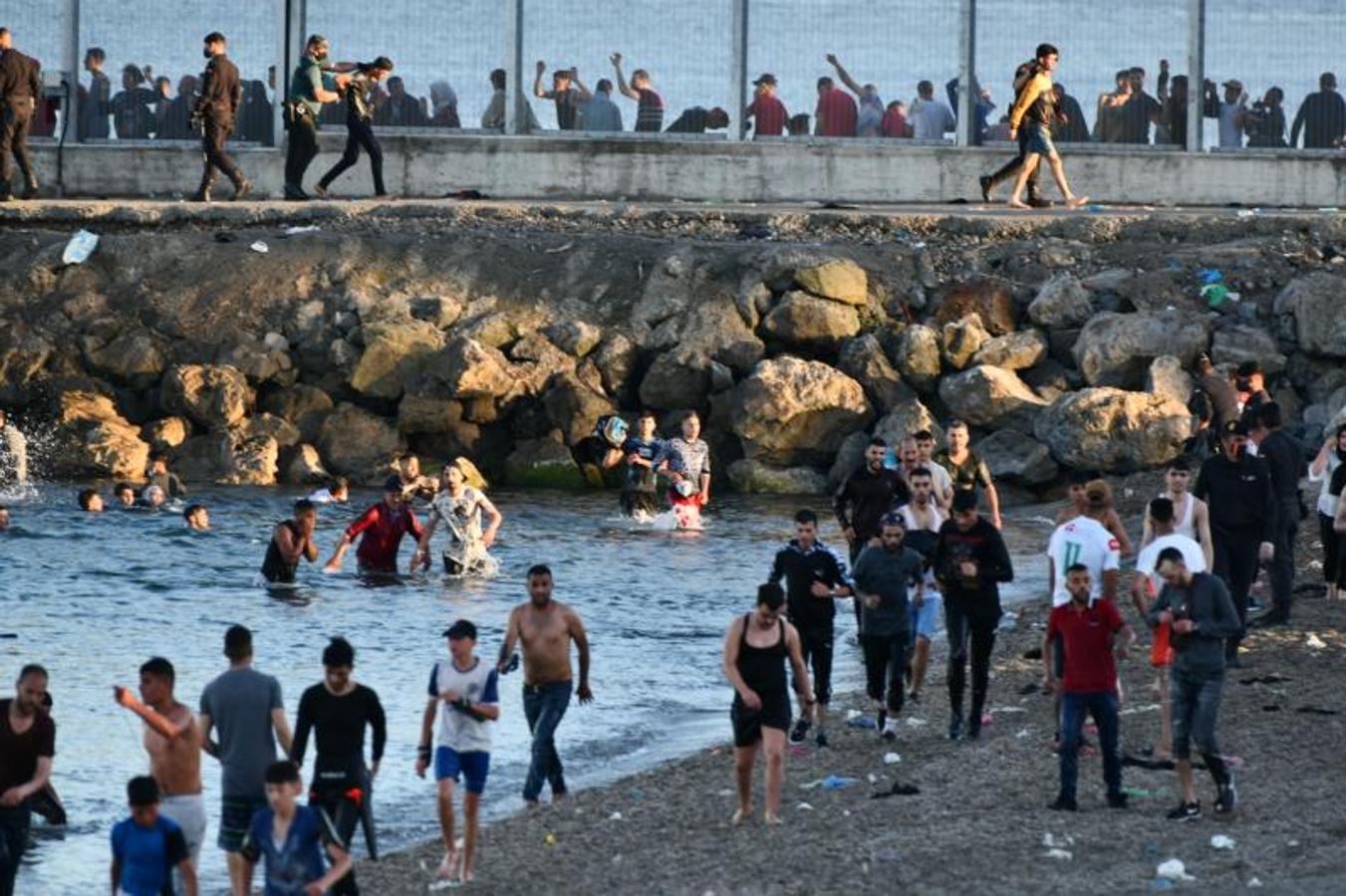Decenas de magrebíes llegan a nado a Ceuta.
