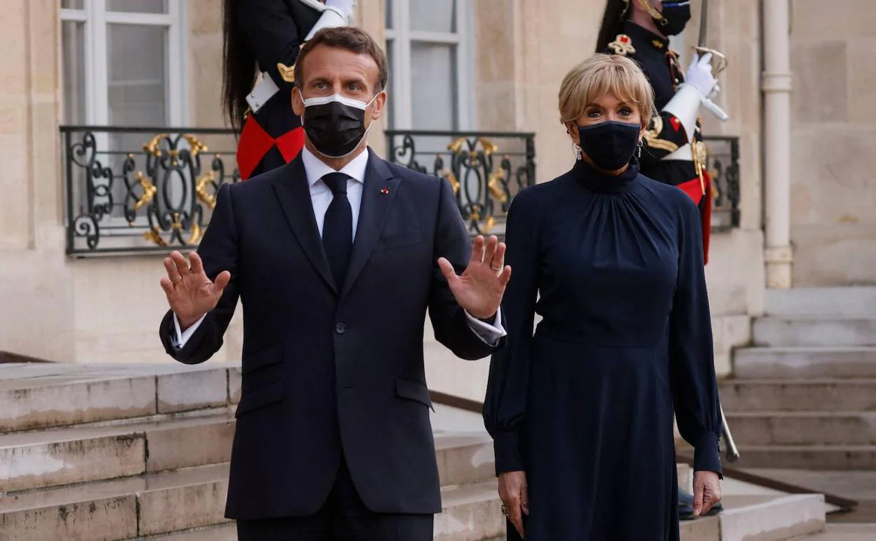 Emmanuel Macron y su mujer. 