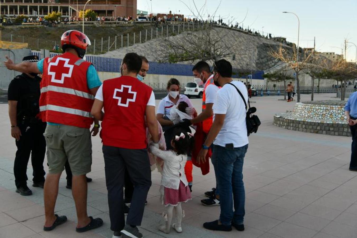Menores son atendidos por la Cruz Roja a su llegada a Ceuta. 