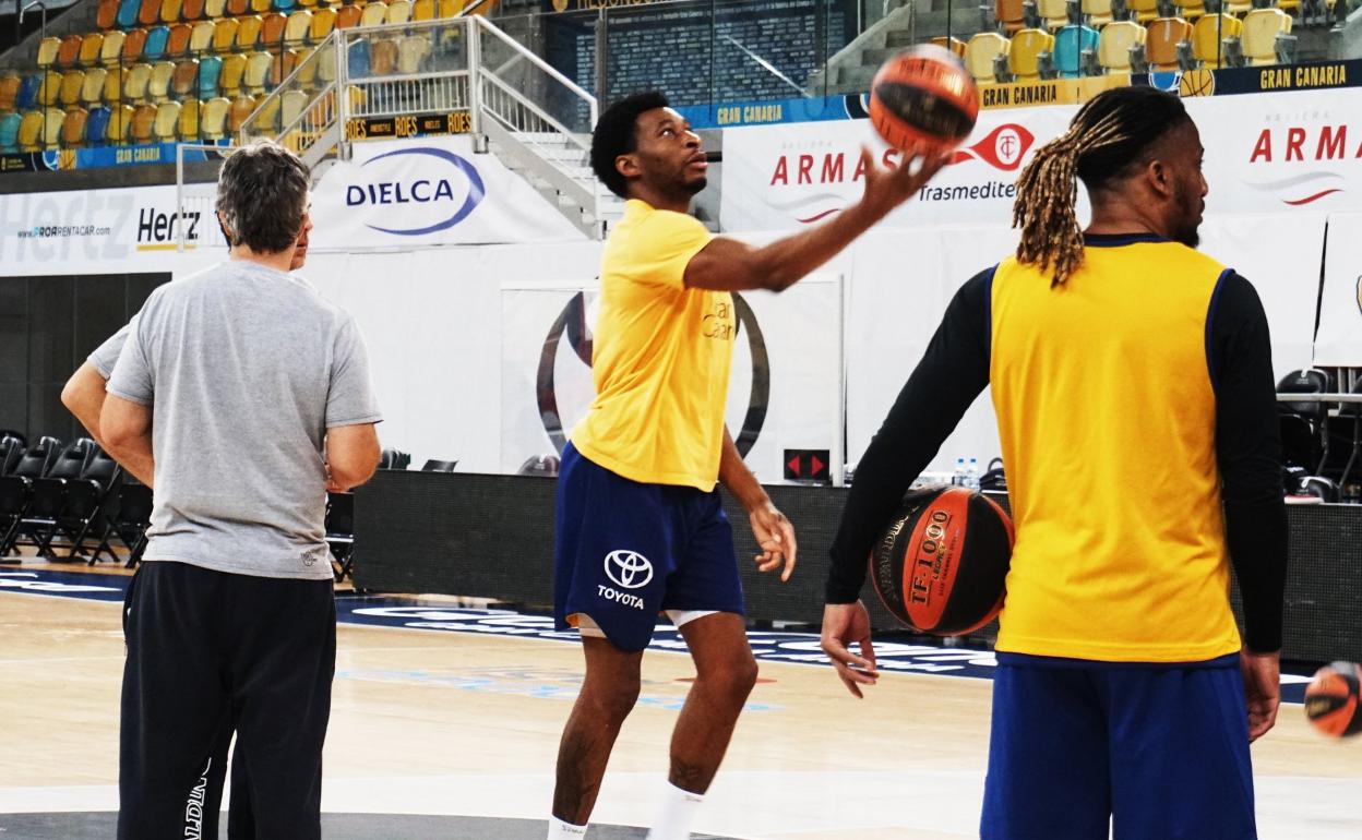 Okoye, con balón en una sesión de esta semana de los amarillos. Albicy, de espalda, ha entrenado a menor ritmo. 
