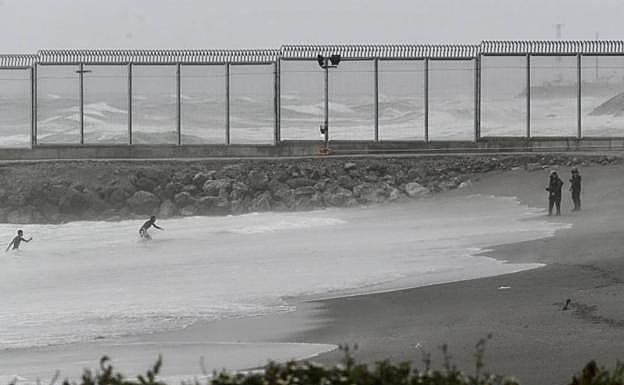 Inmigrantes llegando a nado a Ceuta. 