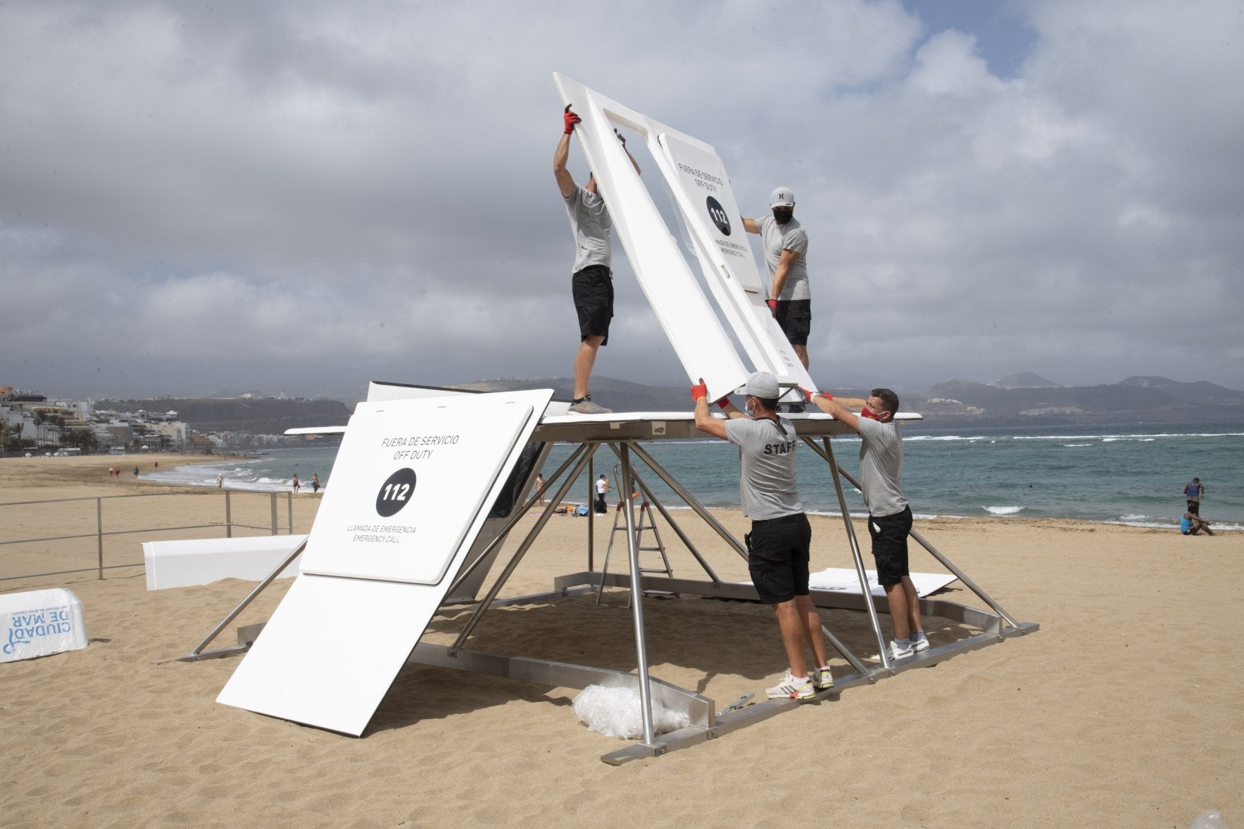 Un momento de los trabajos de instalación de la torre de vigilancia en Las Canteras. 