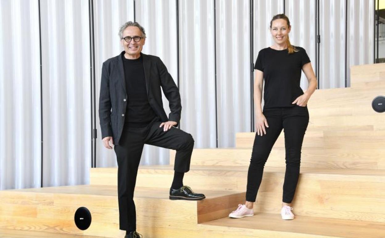 José Antonio Sosa y Evelyn Alonso, a la entrada de 'La loza', un proyecto que ha sido elegido finalista de los Premios FAD 2021 y que hoy acoge el nuevo concesionario de Domingo Alonso Group. 