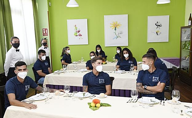 Alumnos del PFAE esperando el almuerzo que les sirvió el CIFP. 