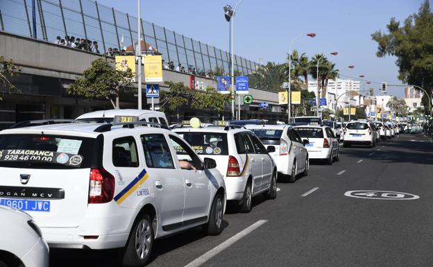 El informe del taxi propone ajustar la oferta en un 50% para hacer viable el sector en la capital grancanaria
