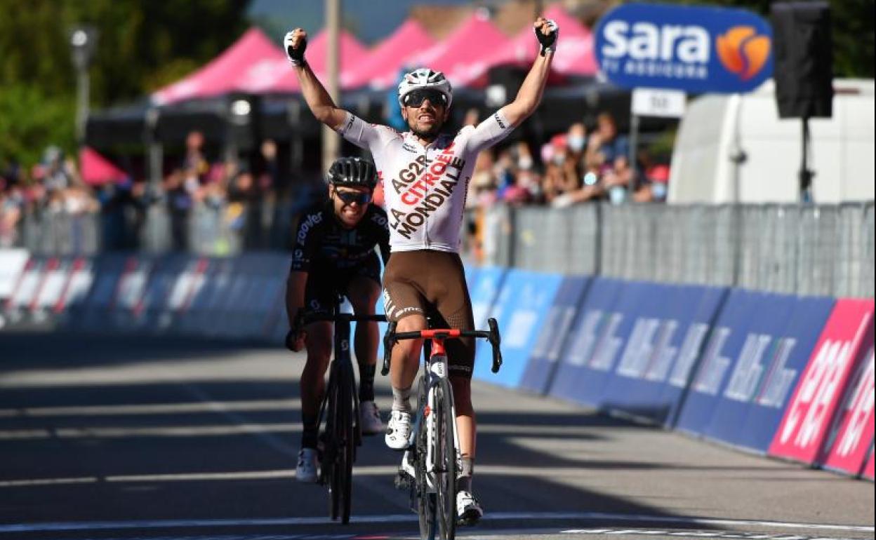 Andrea Vendrame celebra su triunfo de etapa en el Giro.