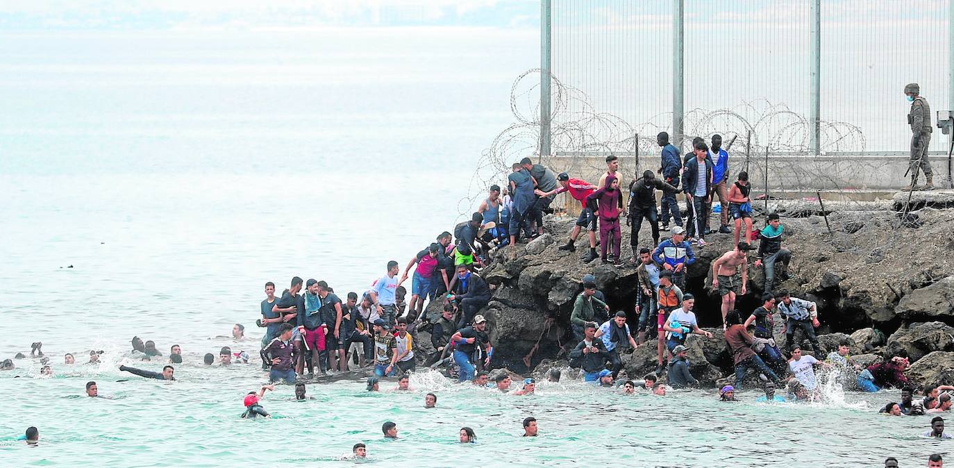Más de 3.000 inmigrantes entran a nado en Ceuta ante la pasividad de Marruecos. Más de 3.000 ciudadanos marroquíes accedieron de forma irregular a Ceuta bordeando a nado los espigones marítimos fronterizos del Tarajal y Benzú. 