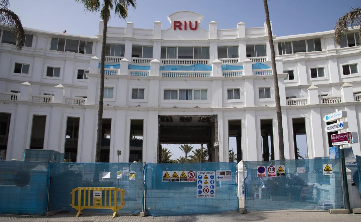 Vista de la fachada del hotel Riu Palace Maspalomas, que luce todavía en obras. 
