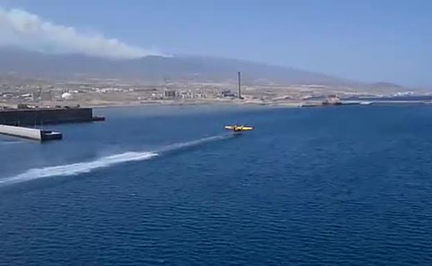 El oleaje dificulta el trabajo de los hidroaviones