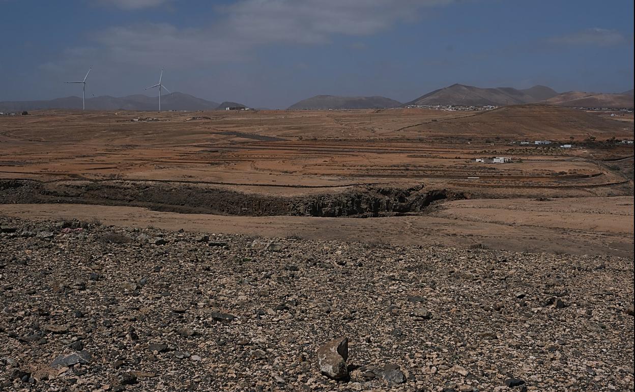 El proyecto se sitúa a una altitud comprendida entre los 170 y los 200 metros entre la montaña de la Herradura, la Cuesta de Perico y los Llanos de la Higuera. 