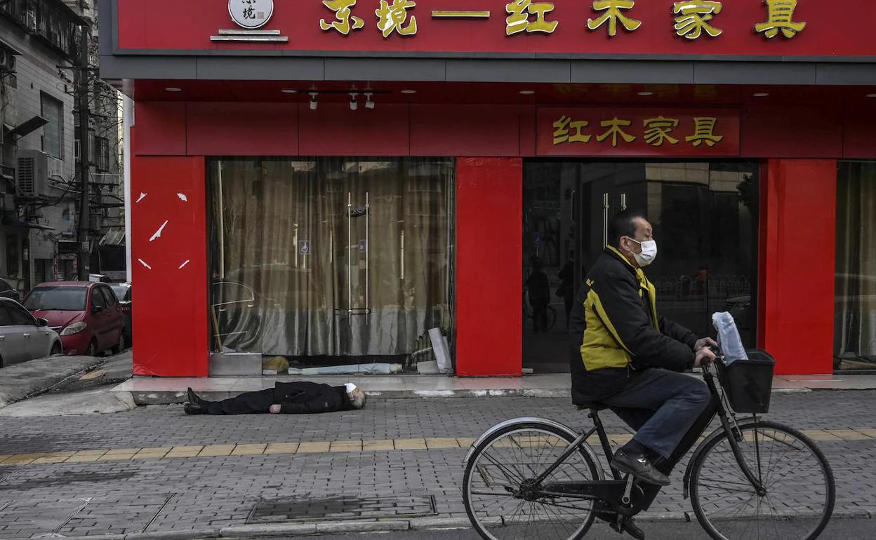 Una persona muerta en plena calle durante la epidemia de coronavirus en Wuhan. 