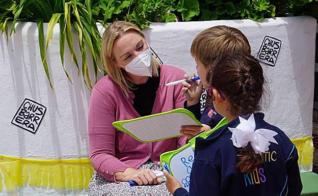 Karen Goldie, subdirectora de Atlantic Kids junto a dos alumnos