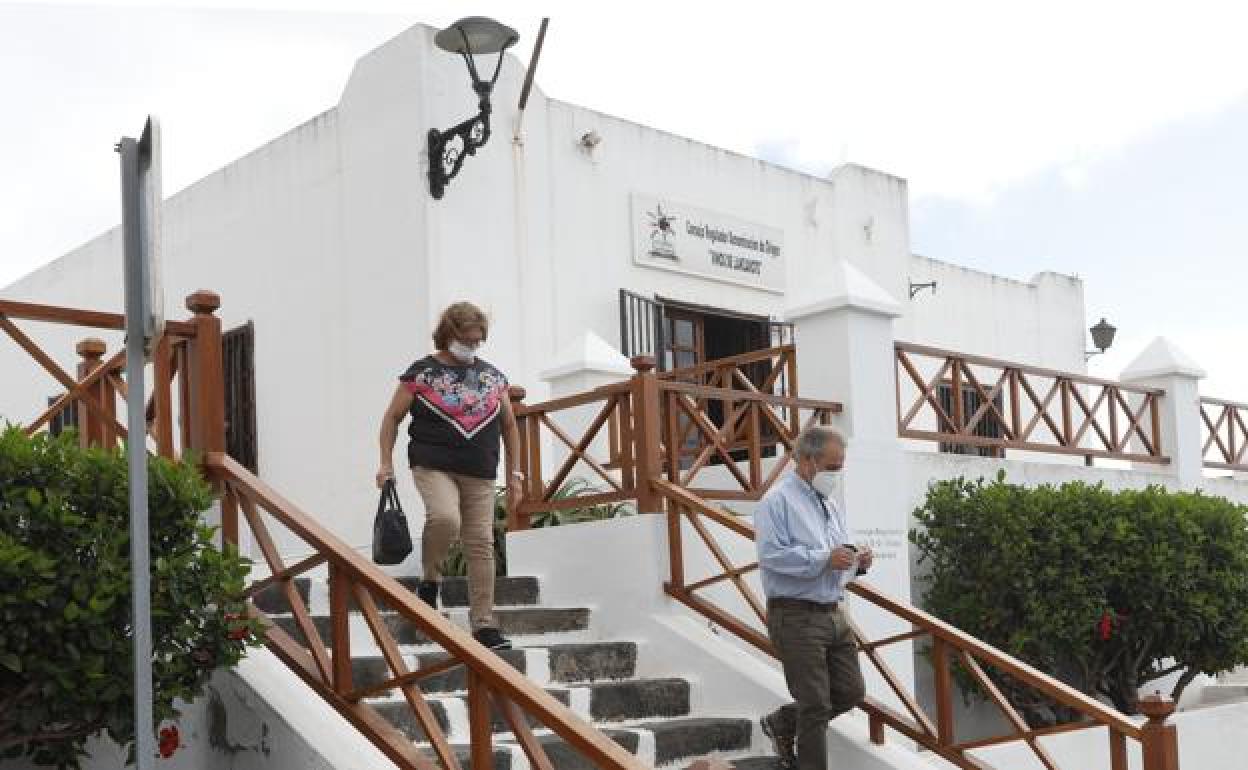 Viticultores saliendo de la sede del Consejo Regulador. 