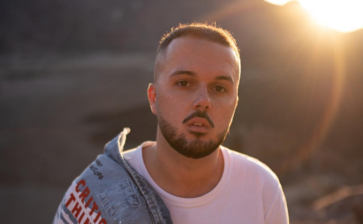 Dellacruz, nombre artístico del cantante y compositor canario Jorge de la Cruz Correa. 