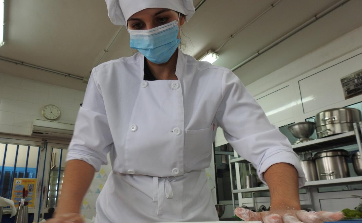 Lara del Rocío, trabajando la masa de su quiche.