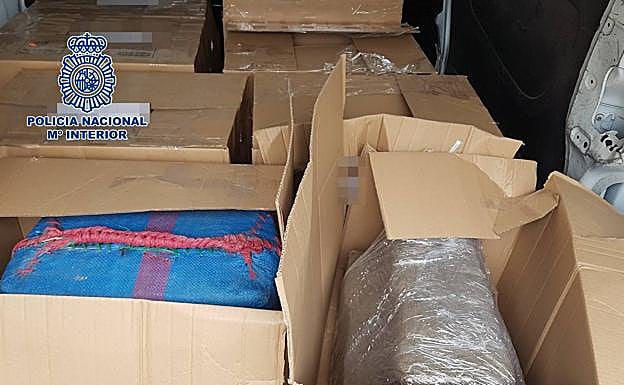 Hallan un furgón con 300 kilos de hachís en el Puerto de La Luz