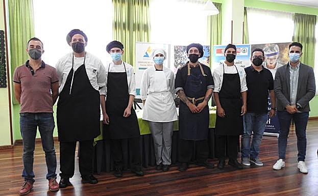 Foto de familia de los cinco finalistas junto a los tres miembros del jurado.