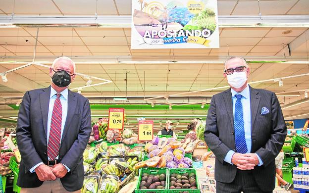 Javier Puga, consejero delegado de DinoSol Supermercados, y José Carlos Francisco, presidente de Corporación 5. C7