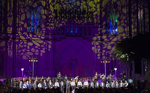 Concierto de Navidad de Granjeros ante la iglesia de Arucas. 