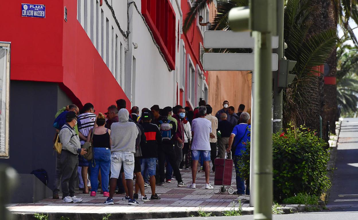 Colas del hambre ante la sede de Cáritas, en Las Palmas de Gran Canaria. 