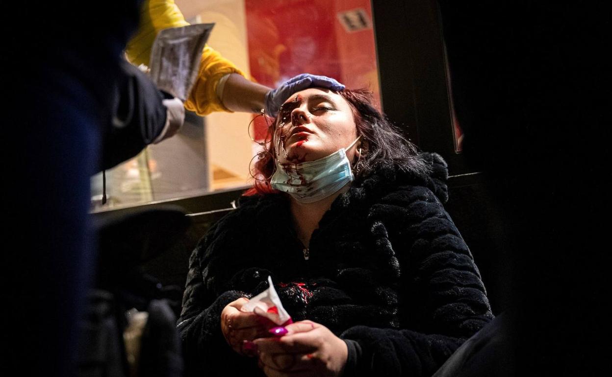 La joven herida en el ojo durante las manifestaciones de apoyo al rapero Hasel.