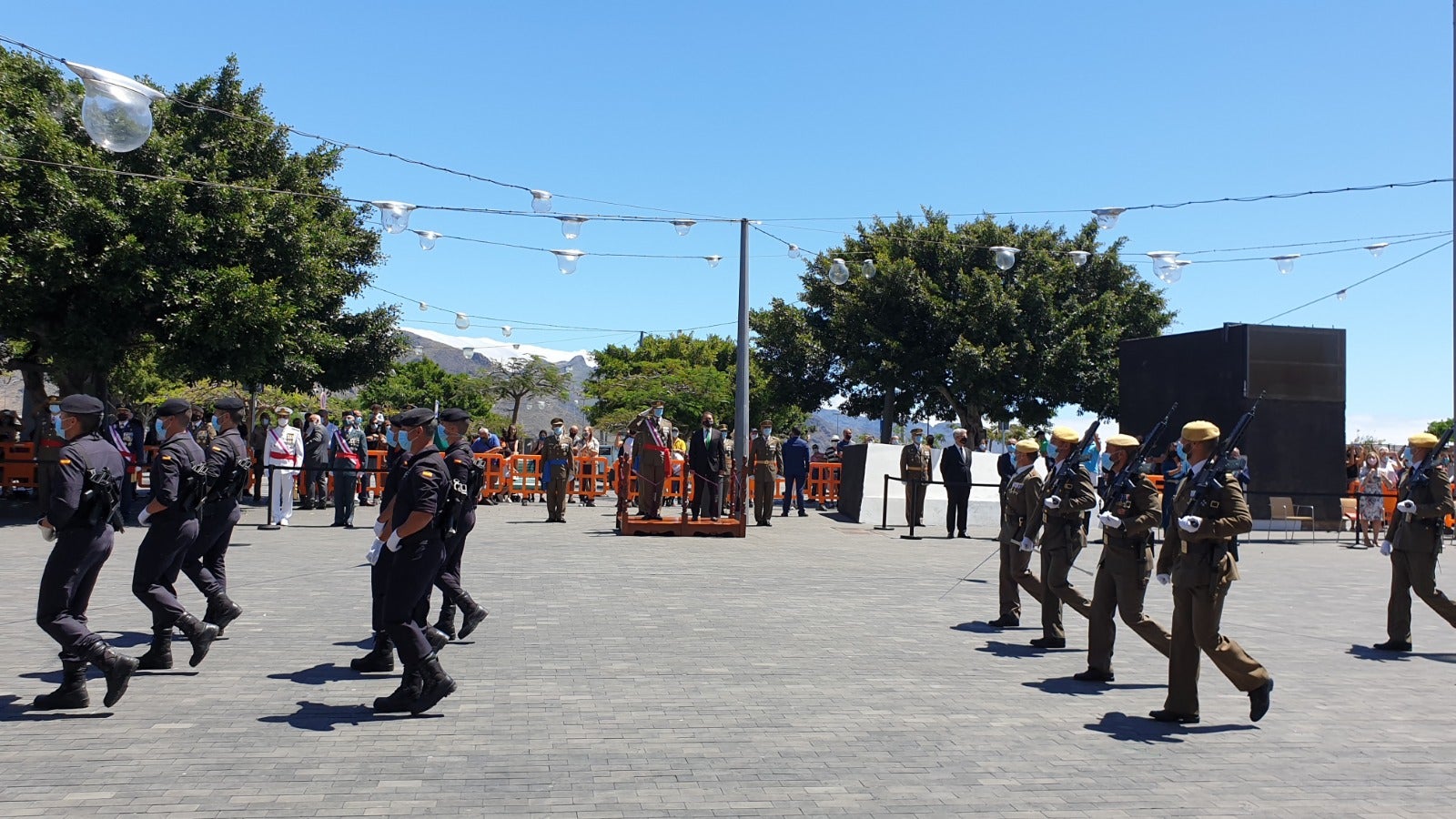 Fotos: La plaza del Cabildo de Tenerife acoge los actos del día de las Fuerzas Armadas en Canarias 2021