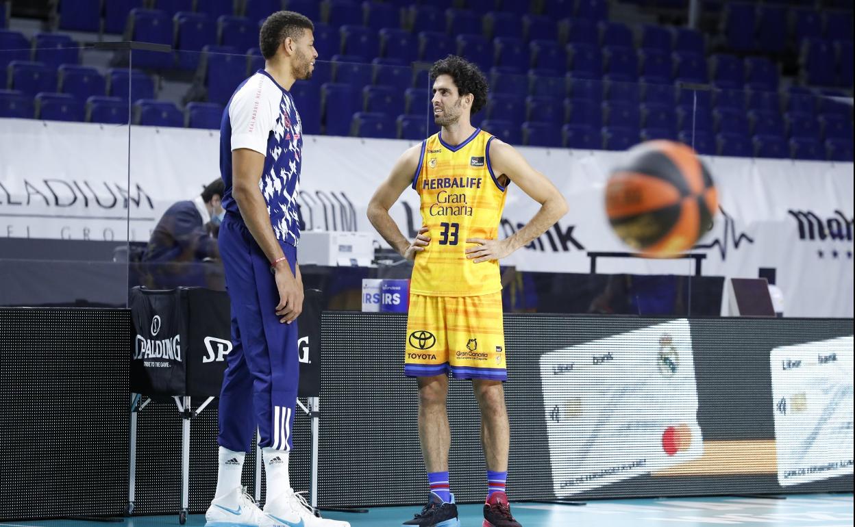 Tavares y Beirán -excompañeros en el Granca- dialogan antes del duelo de la fase regular en Madrid. 