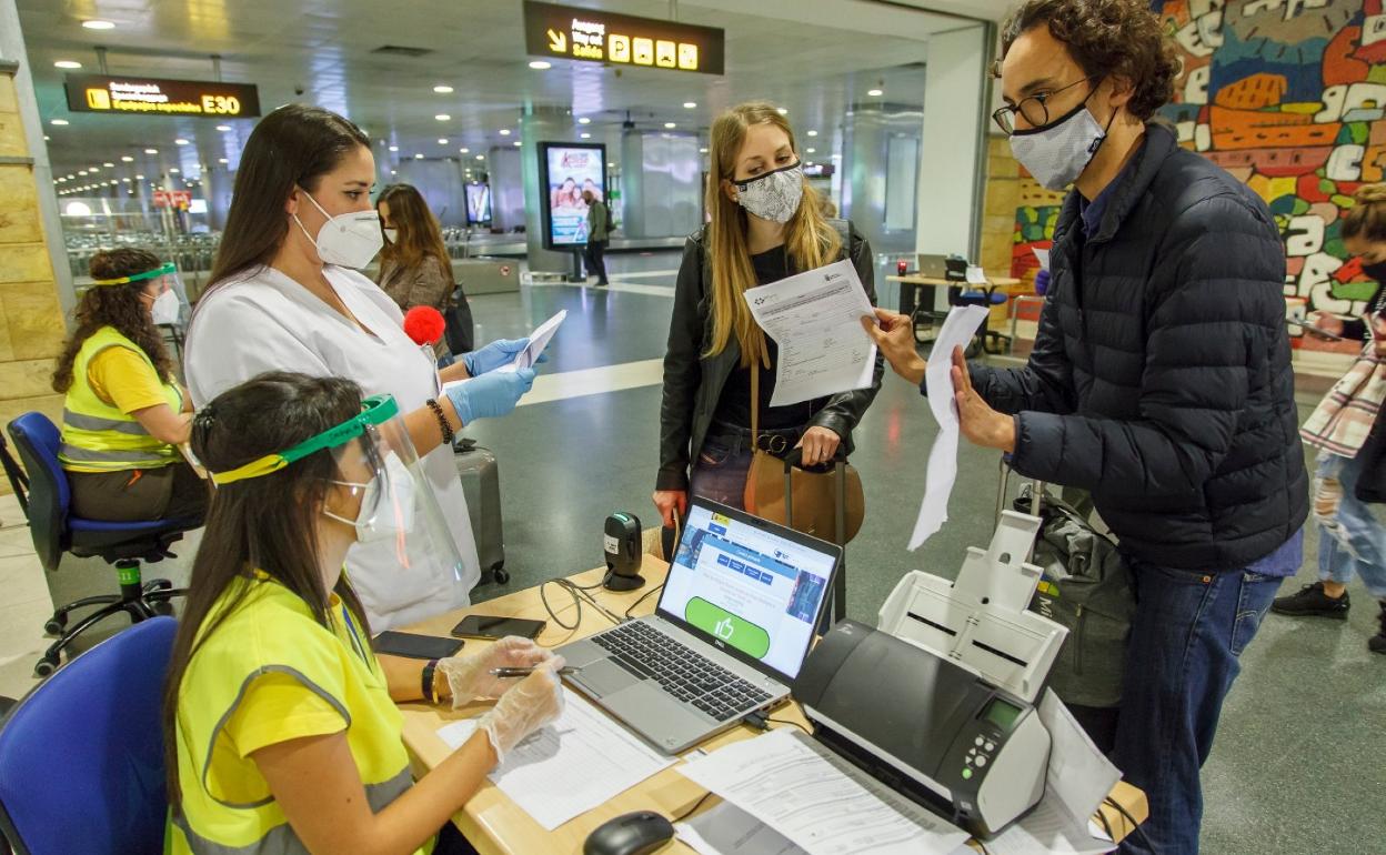 Imagen de archivo de un control anticovid a pasajeros nacionales en un aeropuerto de Canarias. 