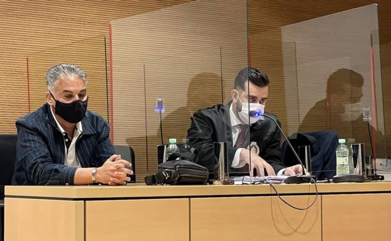 En la imagen, a la izquierda el acusado acompañado de su letrado Roque García Aguiar. 
