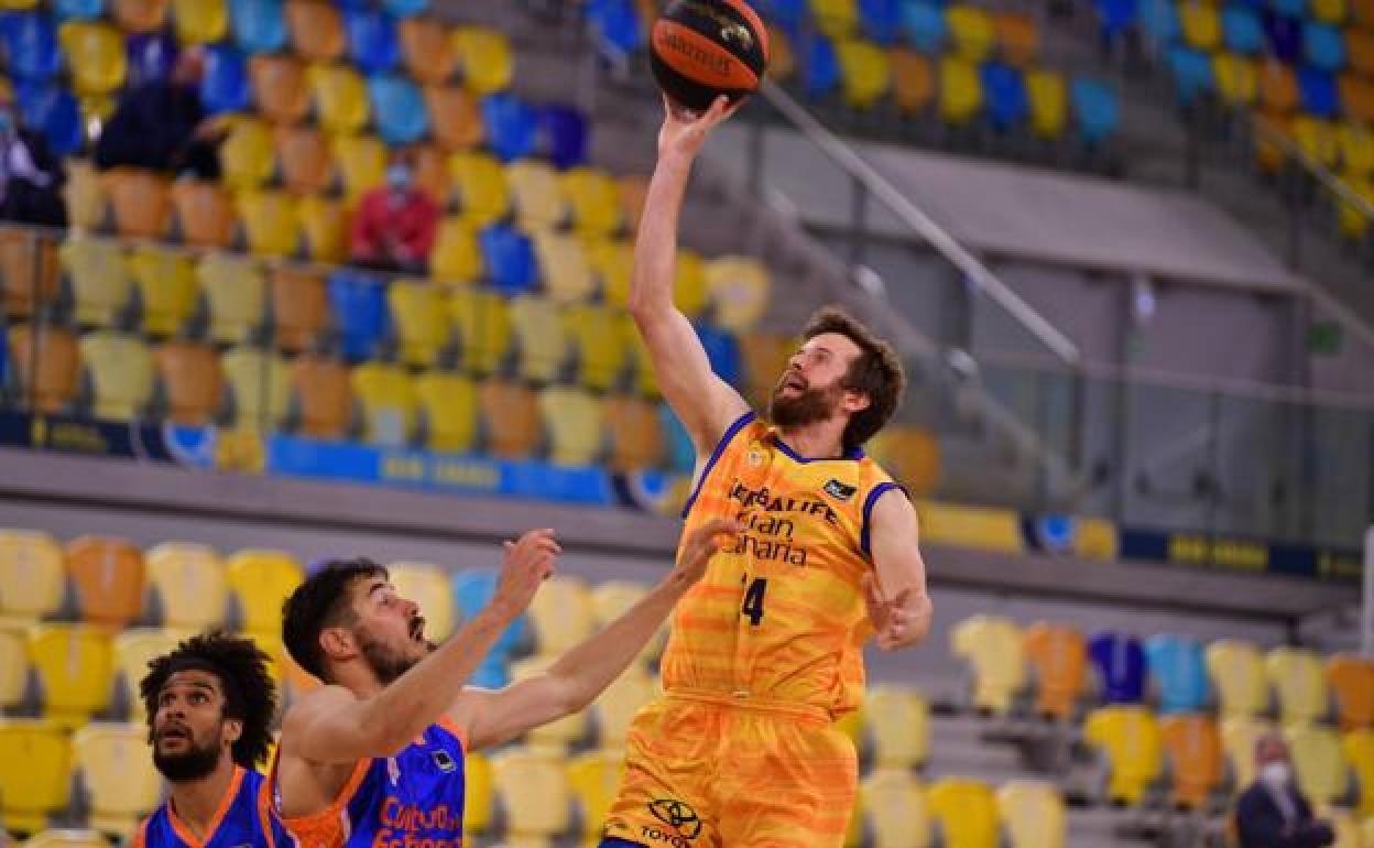 John Shurna lanza a canasta en el partido ante el Valencia. 