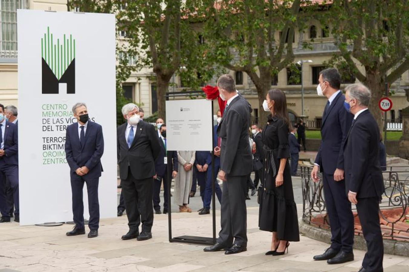 El rey Felipe junto a la reina Letizia, el presidente del Gobierno, Pedro Sánchez (2d) y el Lehendakari, Iñigo Urkullu (d) este martes en la inauguración del Centro Memorial de las Víctimas del Terrorismo, en Vitoria.