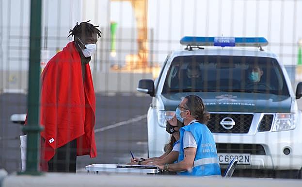 Uno de los ocupantes de la lanza neumática localizada el martes a 81 kilómetros al sur de Gran Tarajal, en la isla de Fuerteventura. 