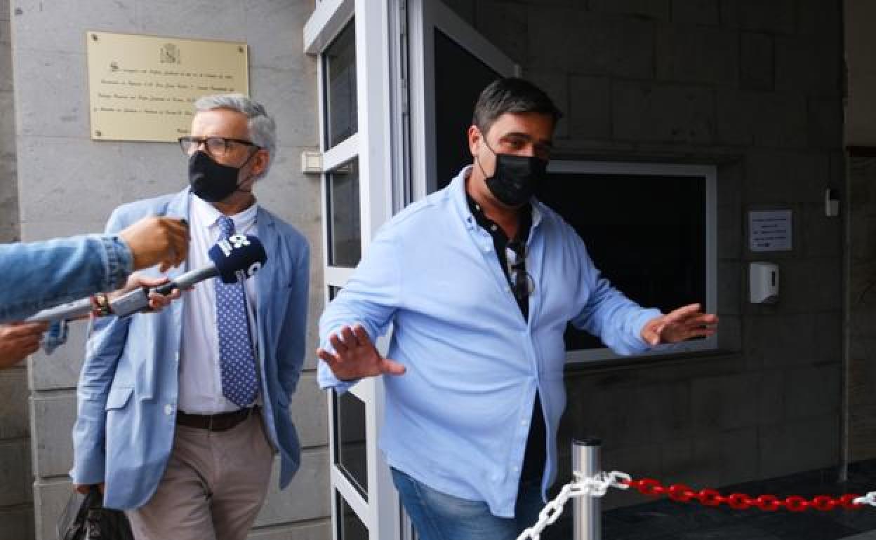 José Juan Herrera Martel, edil de Obras del Ayuntamiento de Puerto del Rosario, entra a declarar ante el juez acompañado de su letado Raúl Miranda en noviembre de 2020. 