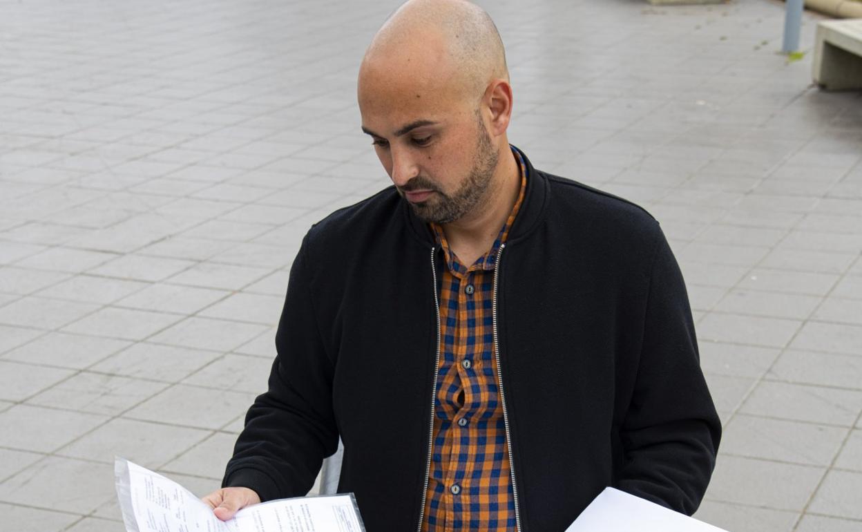 Óscar San Juan, con los papeles de su calvario judicial. 